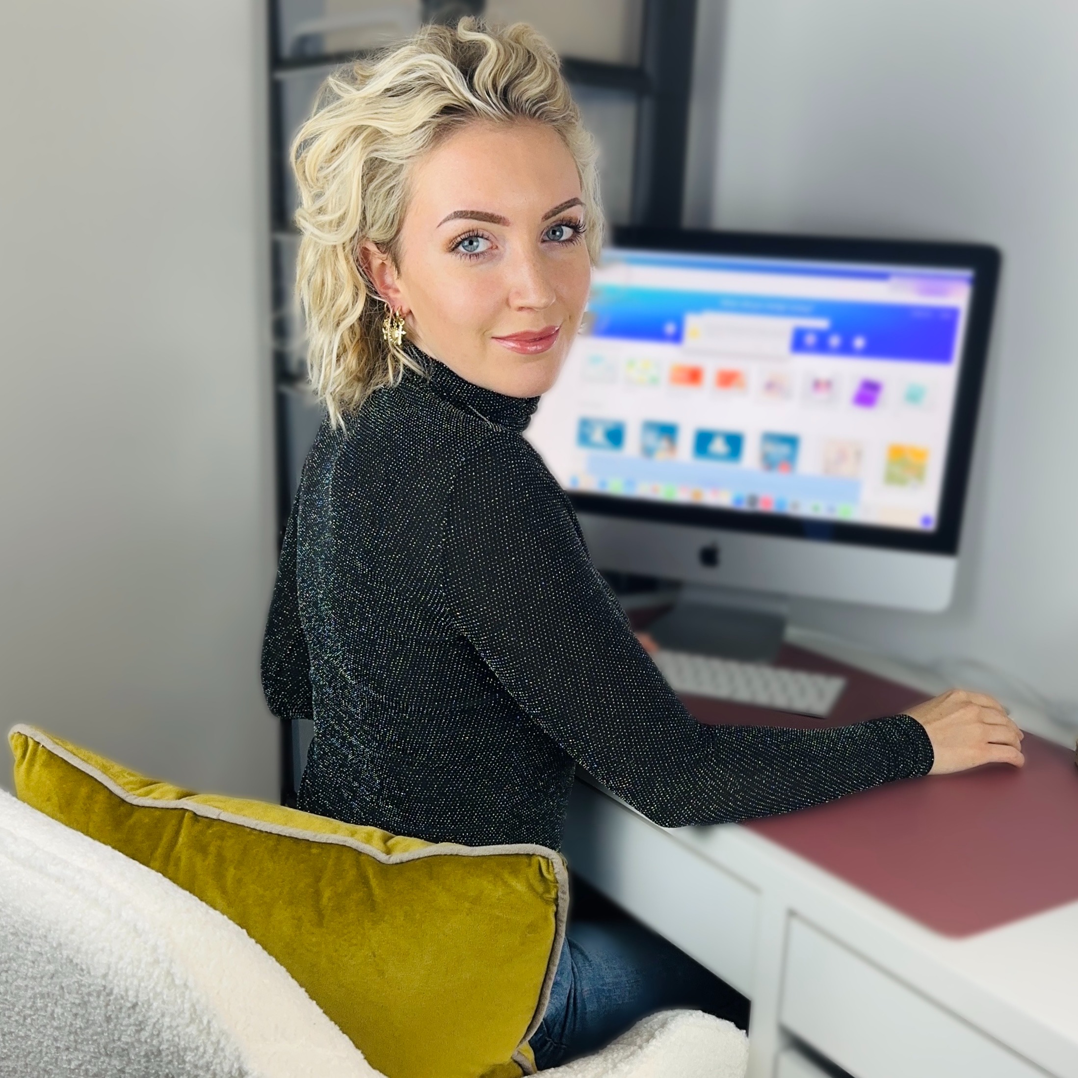 Jule Asmussen bei der Arbeit an Social Media Strategien