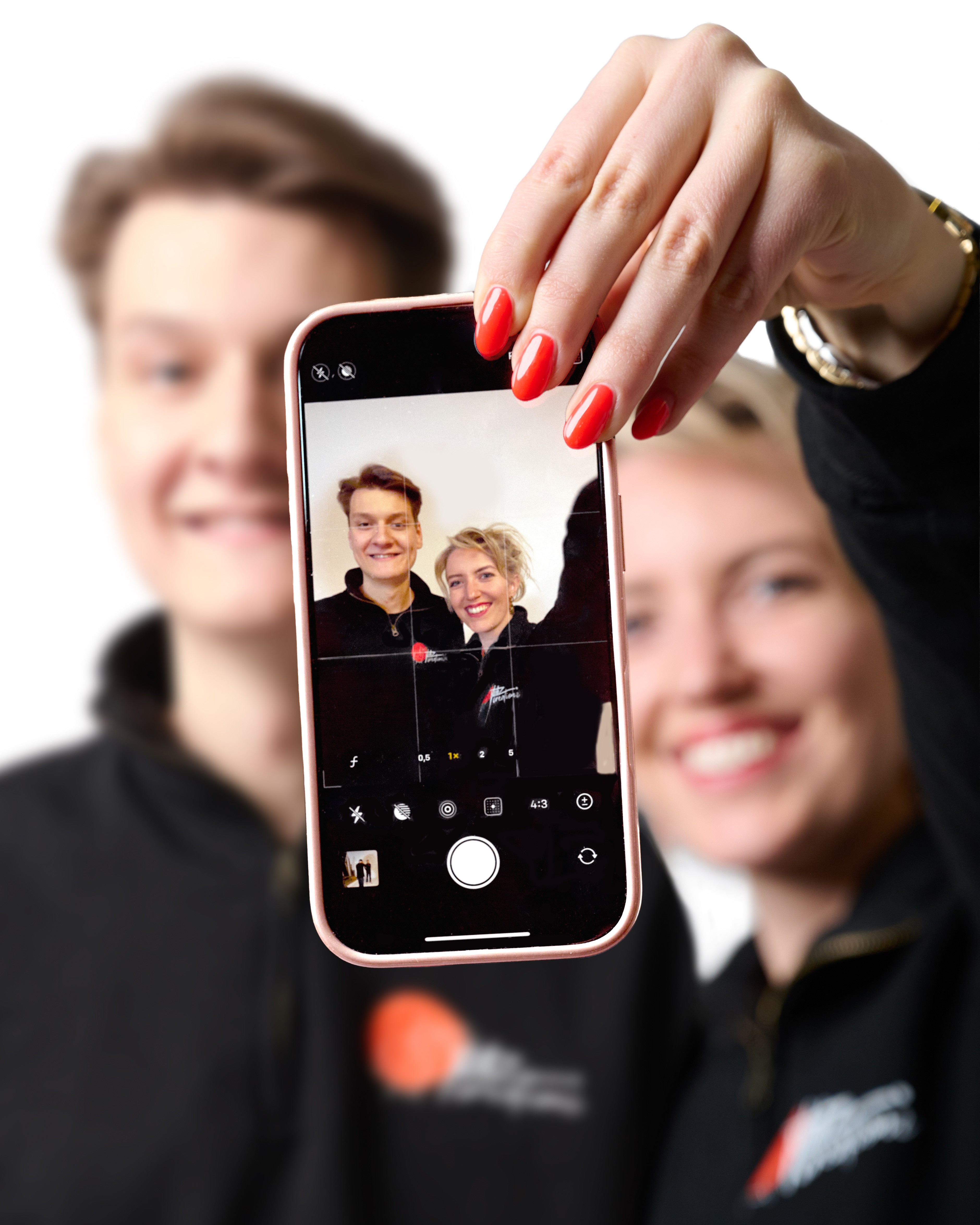 Jule Asmussen mit dem Smartphone