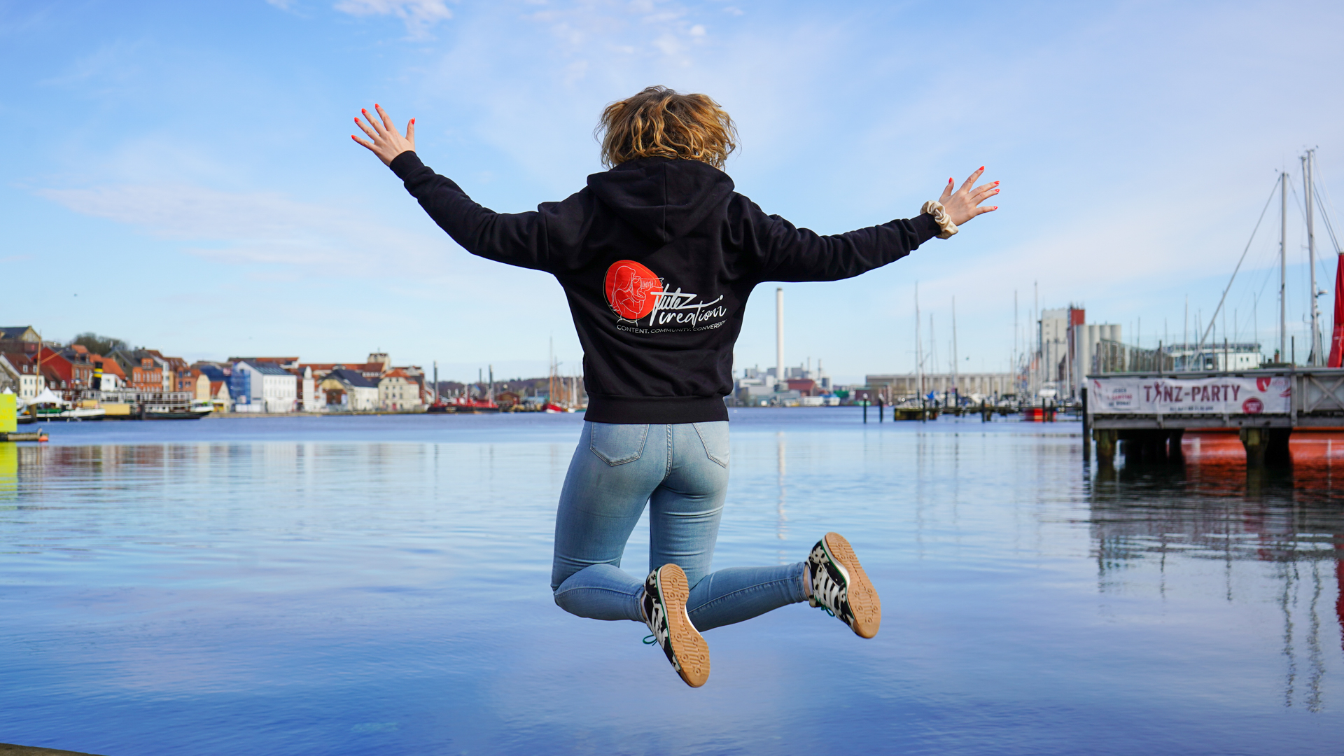 Jule Asmussen — Kreative Collage mit Zeitungsausschnitten und Orange